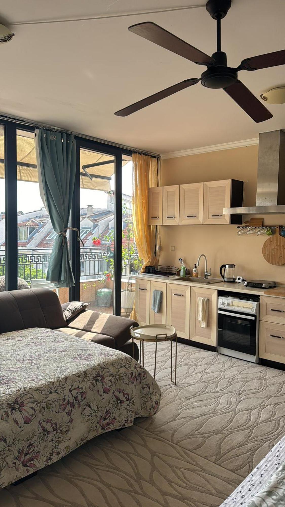 Downtown Central Apartment With Working Kitchen, City Views & Free Parking Казанлик Екстер'єр фото